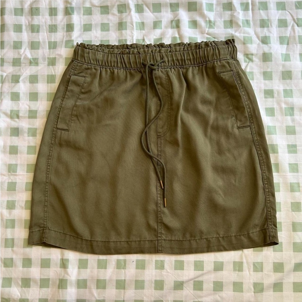 Green LOFT Drawstring Pocket Skirt with elastic waistband size Medium. - Picture 2 of 6